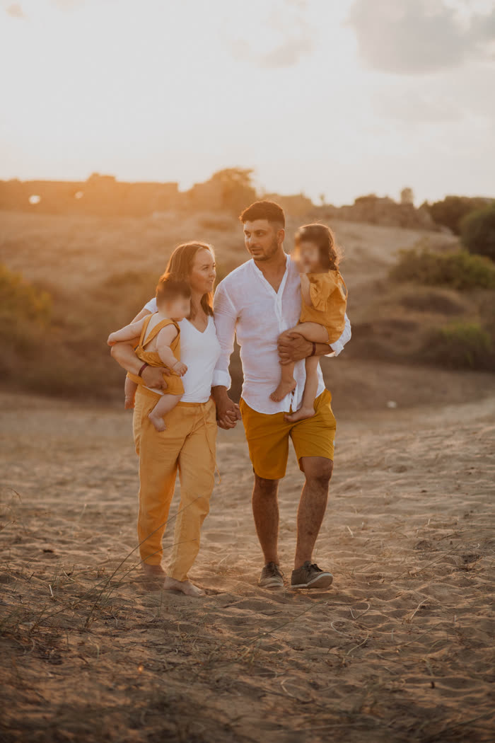 Enes mit seiner Familie am Strand im Abendlicht
