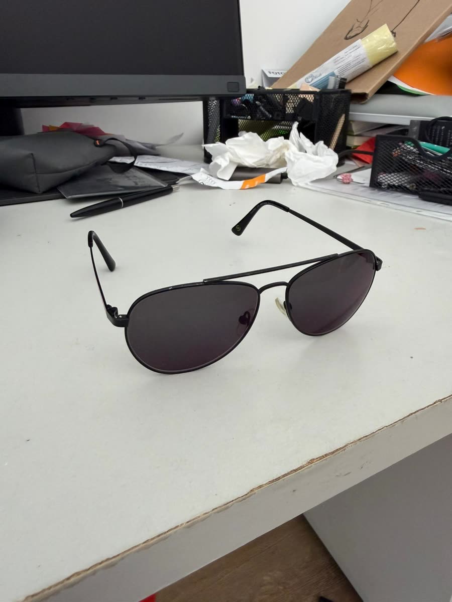 Ausgangsfoto: Sonnenbrille auf dem Schreibtisch